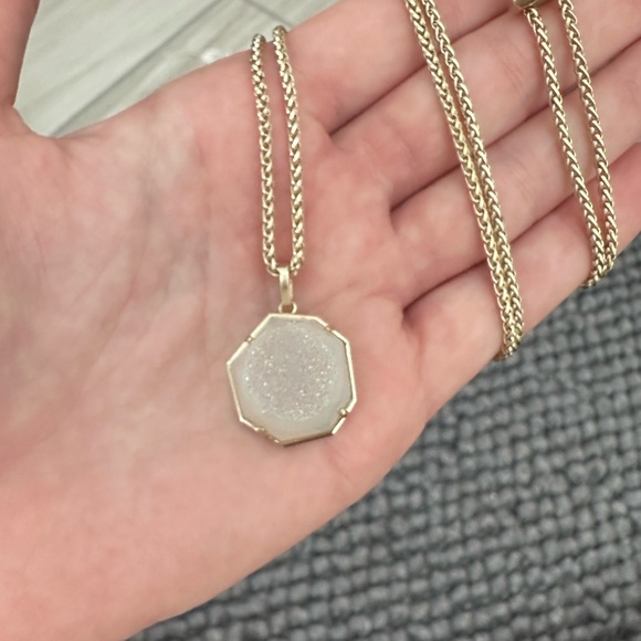 RARE Kendra Scott Lizzie Pendant Necklace NWOT - Picture 3 of 3